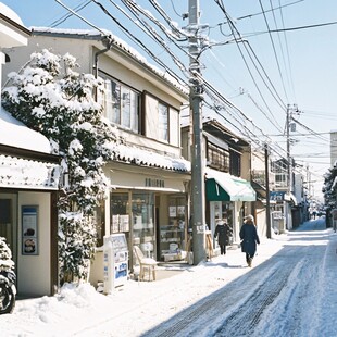 昏黄的雪景街道