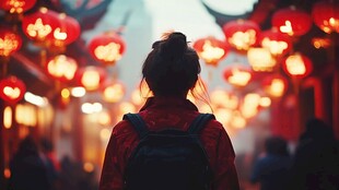 夜晚灯笼游客