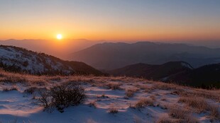 日出东方大山雪景