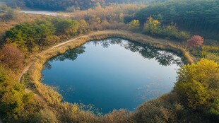 林间蓝色小湖