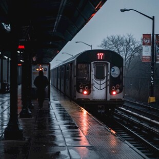 雨中车站站台