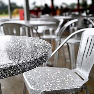 雨后室外酒吧