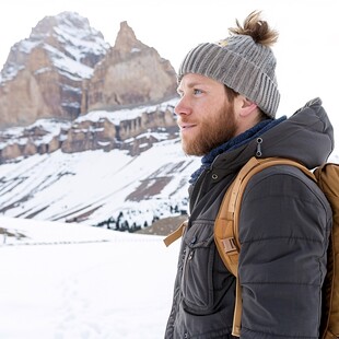 雪山下的旅行者