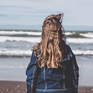 海边背包女孩背影