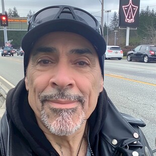 放松一个人与他人的微笑