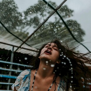 雨中即景天真女孩