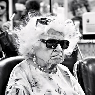 等待演出的大妈