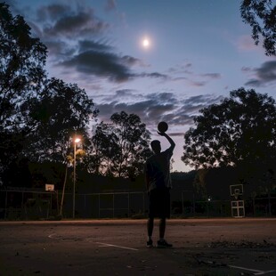 晚上打篮球