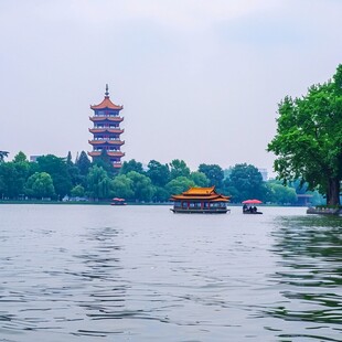 水上的雷峰塔