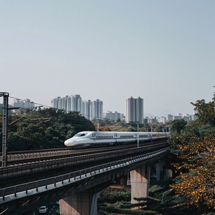 开往秋天的高铁