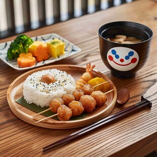 日式鸡肉丸套餐饭菜