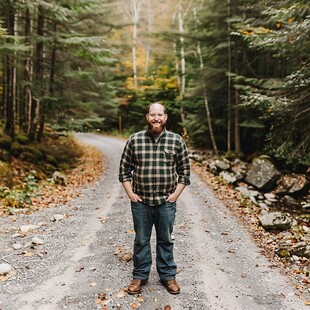 站立在路边的人