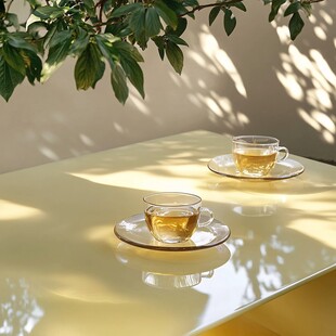 阳光照在两杯茶上