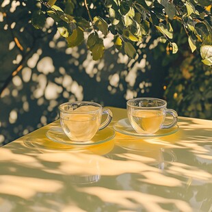 阳光照在两杯茶上