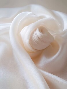 褶皱白色真丝