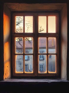 窗外墙壁昏黄色暖