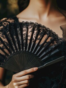 拿折扇的美女