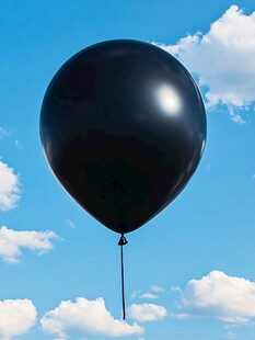 蓝天与黑色气球