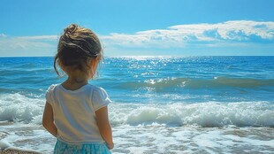 看海的小女孩