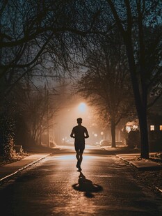 夜晚跑步的人