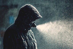 穿着雨衣被喷水的人