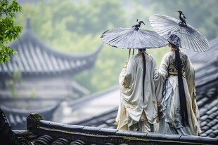 撑伞的古装背影