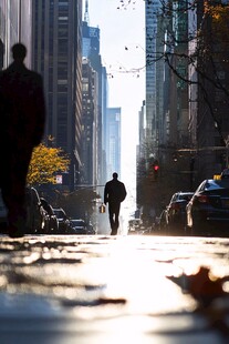 阳光下经过的行人