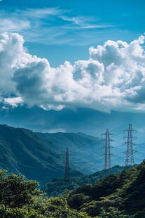 蓝天白云高山电线塔