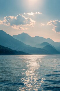 阳光照耀山林水库