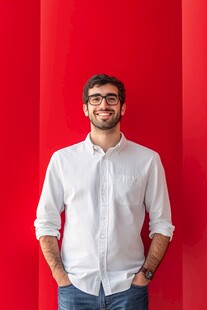 戴眼镜白人青年