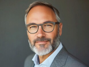 灰色的头发西装