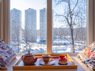 在窗前喝茶很惬意