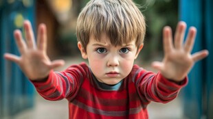 张开双手的小孩