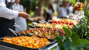 自助餐夹食物