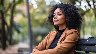 望着远方混血人