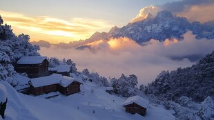 金顶云海雪景日出全景