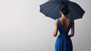 蓝色的伞蓝色连衣裙