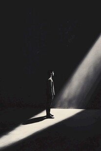 太阳光下人的投影
