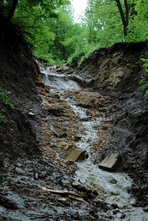 雨后山体崩塌