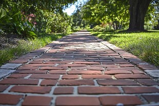 红砖铺就的小路