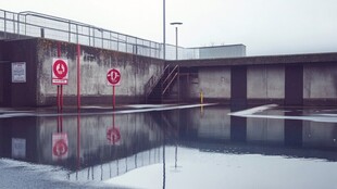 雨天露天游泳池