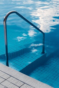 带楼梯的游泳池