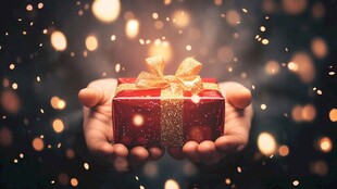 双手托举的礼盒