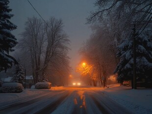 昏黄的雪景街道