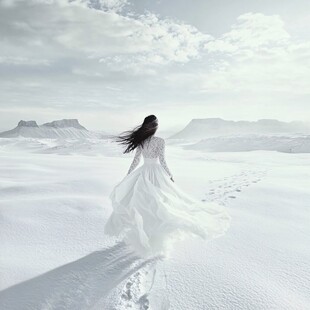 美女遥看雪山