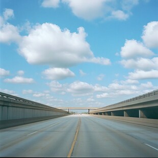 高架桥底蓝天白云