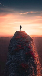 站在悬崖边上男人背影