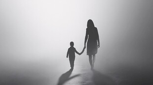 儿童与母亲背影