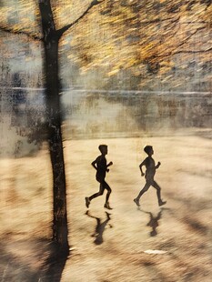 秋天里晨练的人