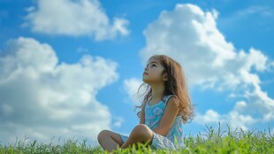 蓝天白云下的小朋友